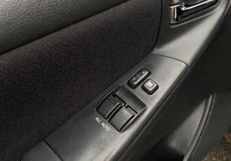 Подержанный автомобиль Toyota Corolla Sedan 2006 года (16 фото)