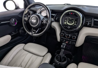 Подержанный автомобиль MINI Hatch 2016 года (28 фото)