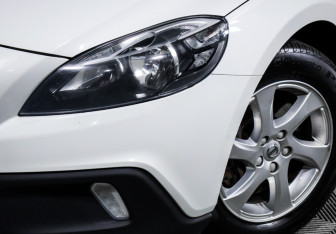 Подержанный автомобиль Volvo V40 Cross Country 2017 года (16 фото)
