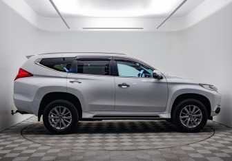 Подержанный автомобиль Mitsubishi Pajero Sport 2018 года (4 фото)