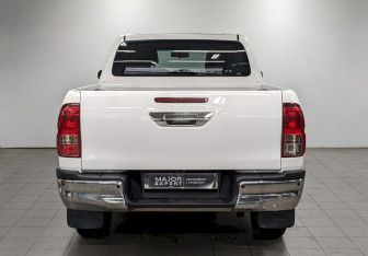 Подержанный автомобиль Toyota Hilux 2015 года (6 фото)