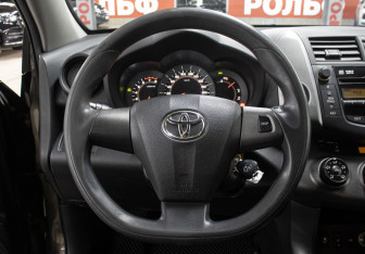 Подержанный автомобиль Toyota RAV4 2010 года (17 фото)