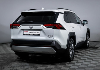 Подержанный автомобиль Toyota RAV4 2024 года (5 фото)