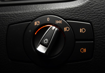 Подержанный автомобиль BMW X1 2012 года (15 фото)