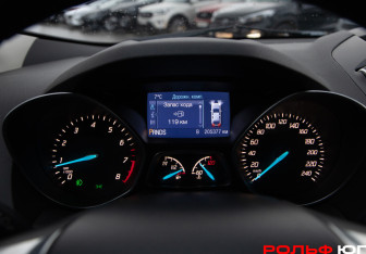 Подержанный автомобиль Ford Kuga 2014 года (9 фото)