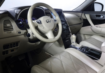 Подержанный автомобиль Infiniti QX70 2014 года (15 фото)