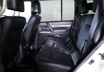 Подержанный автомобиль Mitsubishi Pajero 2015 года (11 фото)