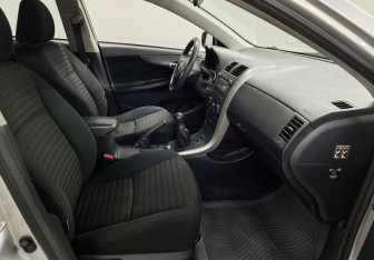 Подержанный автомобиль Toyota Corolla Sedan 2008 года (9 фото)