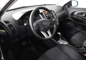 Подержанный автомобиль Kia Ceed Hatchback 2011 года (9 фото)