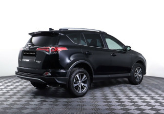 Подержанный автомобиль Toyota RAV4 2017 года (5 фото)