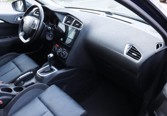Подержанный автомобиль Citroen C4 Hatchback 2013 года (8 фото)