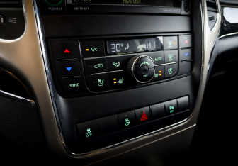 Подержанный автомобиль Jeep Grand Cherokee 2012 года (28 фото)