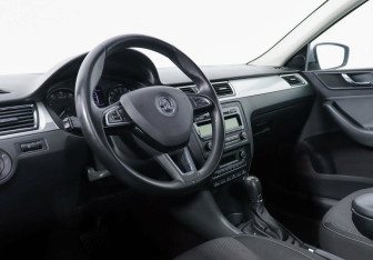 Подержанный автомобиль Skoda Rapid Liftback 2014 года (9 фото)