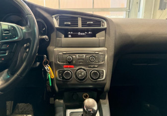 Подержанный автомобиль Citroen C4 Hatchback 2012 года (14 фото)