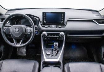 Подержанный автомобиль Toyota RAV4 2020 года (13 фото)