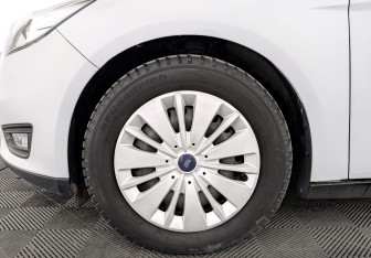 Подержанный автомобиль Ford Focus Hatchback 2017 года (18 фото)