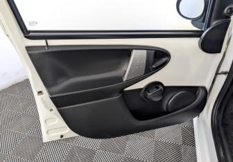 Подержанный автомобиль Peugeot 107 2013 года (19 фото)