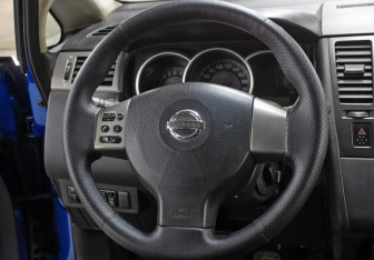 Подержанный автомобиль Nissan Tiida Hatchback 2007 года (17 фото)