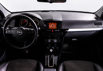 Подержанный автомобиль Opel Astra Wagon 2014 года (11 фото)