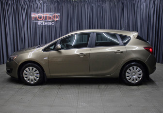 Подержанный автомобиль Opel Astra Hatchback 2013 года (8 фото)