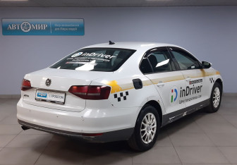 Подержанный автомобиль Volkswagen Jetta Sedan 2018 года (5 фото)