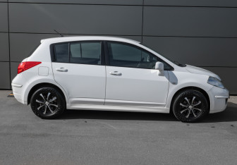Подержанный автомобиль Nissan Tiida Hatchback 2012 года (4 фото)