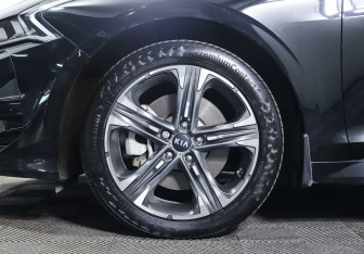 Подержанный автомобиль Kia K5 2021 года (10 фото)