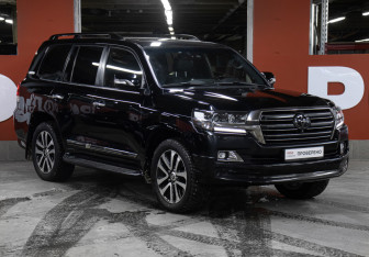 Подержанный автомобиль Toyota Land Cruiser Suv 2018 года (3 фото)