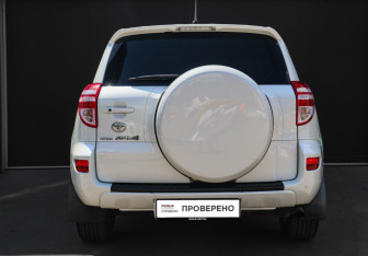 Подержанный автомобиль Toyota RAV4 2011 года (5 фото)