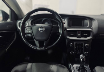 Подержанный автомобиль Volvo V40 Cross Country 2013 года (12 фото)