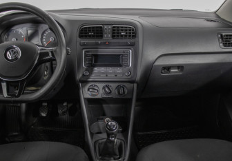 Подержанный автомобиль Volkswagen Polo Sedan 2017 года (14 фото)