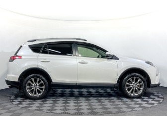 Подержанный автомобиль Toyota RAV4 2016 года (4 фото)