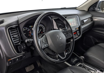 Подержанный автомобиль Mitsubishi Outlander 2019 года (15 фото)