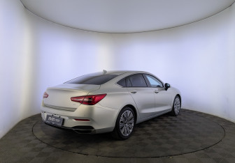 Подержанный автомобиль Hongqi H5 2022 года (5 фото)