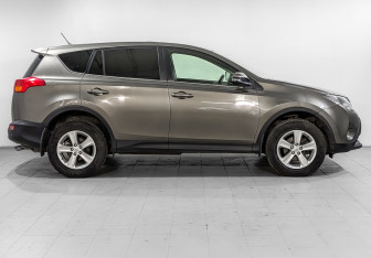Подержанный автомобиль Toyota RAV4 2014 года (4 фото)