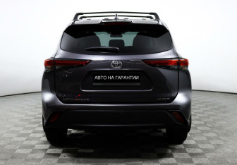 Подержанный автомобиль Toyota Highlander 2021 года (6 фото)