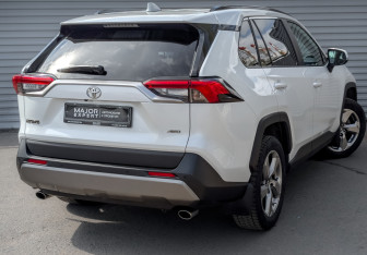 Подержанный автомобиль Toyota RAV4 2019 года (5 фото)