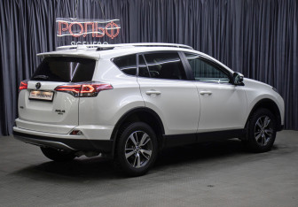 Подержанный автомобиль Toyota RAV4 2017 года (5 фото)