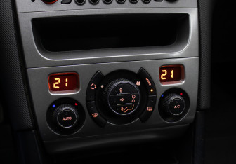 Подержанный автомобиль Peugeot 408 2012 года (18 фото)