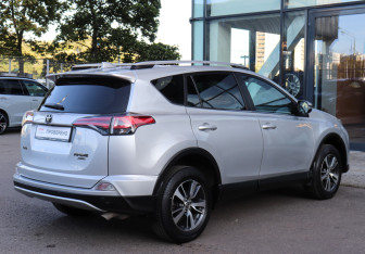 Подержанный автомобиль Toyota RAV4 2017 года (4 фото)