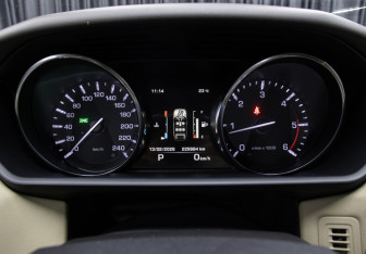 Подержанный автомобиль Land Rover Range Rover Sport 2015 года (13 фото)