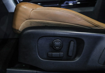 Подержанный автомобиль Land Rover Discovery 2017 года (25 фото)