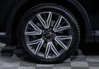 Подержанный автомобиль Hongqi HS5 2024 года (15 фото)