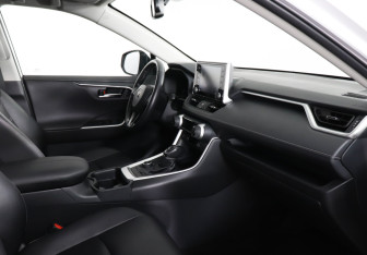 Подержанный автомобиль Toyota RAV4 2020 года (10 фото)