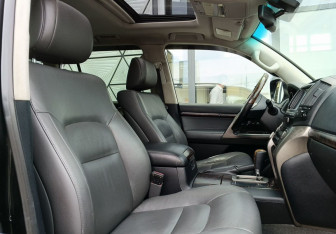 Подержанный автомобиль Toyota Land Cruiser Suv 2008 года (29 фото)