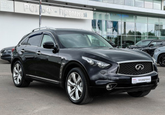 Подержанный автомобиль Infiniti QX70 2017 года (3 фото)