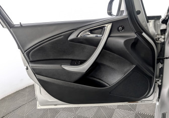 Подержанный автомобиль Opel Astra Sedan 2014 года (19 фото)