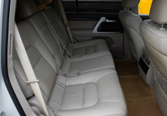 Подержанный автомобиль Toyota Land Cruiser Suv 2020 года (8 фото)