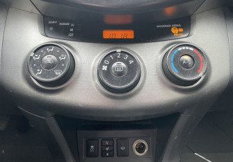 Подержанный автомобиль Toyota RAV4 2012 года (15 фото)