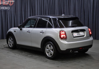 Подержанный автомобиль MINI Hatch 2019 года (7 фото)